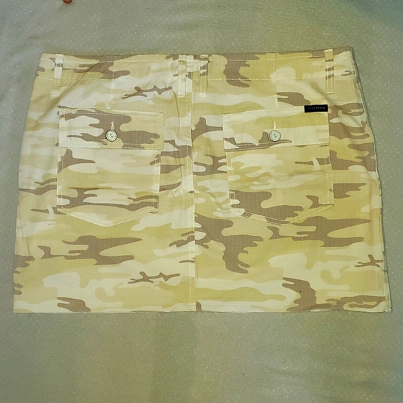 Light colored camo print skirt - Picture 3 of 4